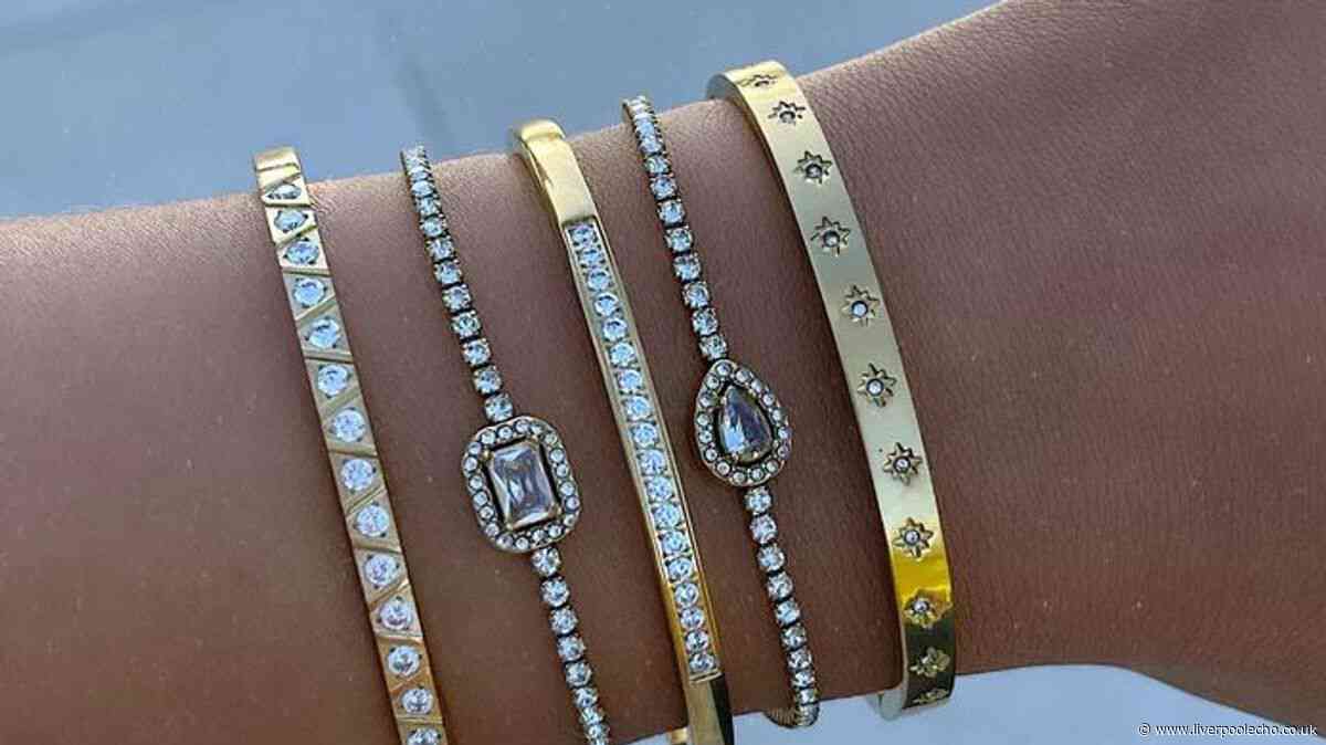 Shoppers race to buy £10 jewellery before 'largest ever' sale ends