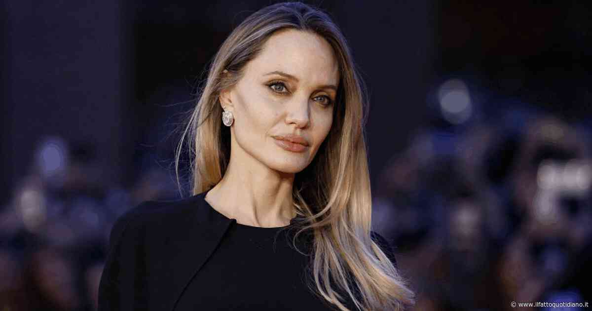 “È un pensiero che non mi ha mai abbandonata. Mia madre vide mio padre accompagnato da un’altra donna mentre lui vinceva l’Oscar e intanto lei era in un appartamento con i suoi due bambini”: così Angelina Jolie