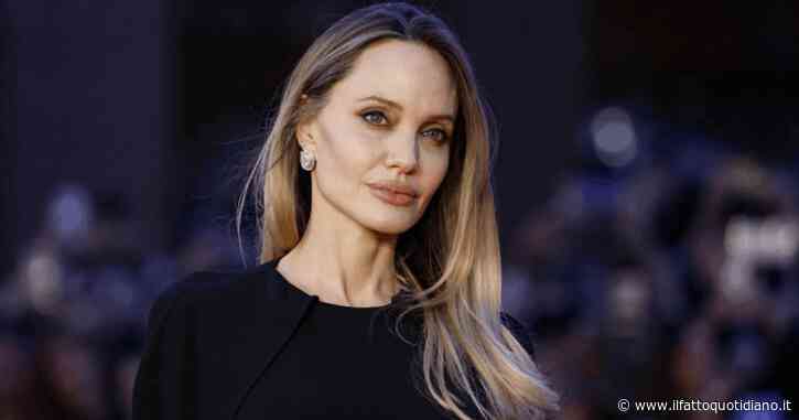 “È un pensiero che non mi ha mai abbandonata. Mia madre vide mio padre accompagnato da un’altra donna mentre lui vinceva l’Oscar e intanto lei era in un appartamento con i suoi due bambini”: così Angelina Jolie