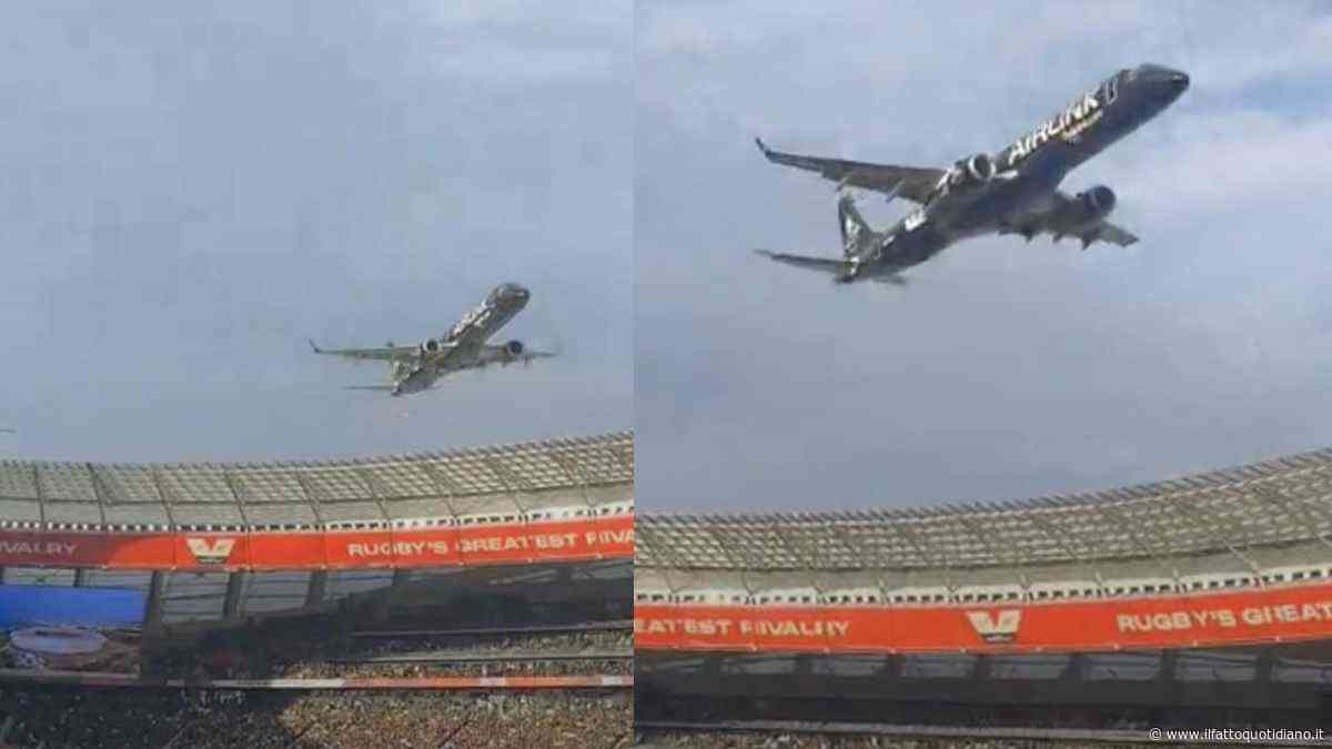 Aerei a 14 metri dal tetto dello stadio, il passaggio da brividi prima della partita: “Manovra attentamente studiata”, ma le immagini fanno discutere