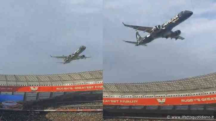Aerei a 14 metri dal tetto dello stadio, il passaggio da brividi prima della partita: “Manovra attentamente studiata”, ma le immagini fanno discutere