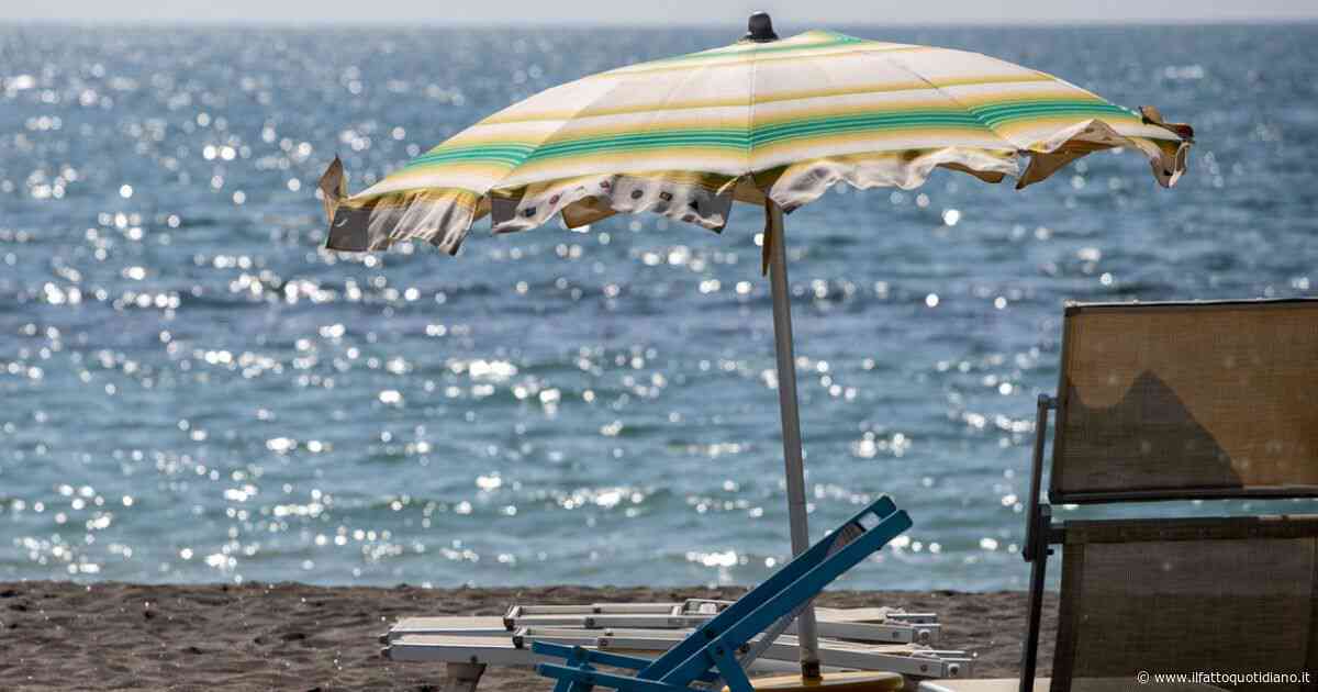 Fanno sesso sulla scogliera davanti alla spiaggia affollata: rischiano la denuncia e una maxi multa da 30mila euro