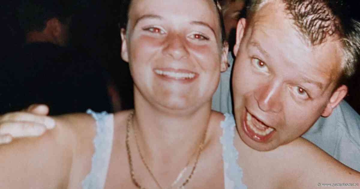 Mariska’s ouders denken dat Brabantse Dennis vakantiefoto’s komt kijken, maar de werkelijkheid is nét even anders