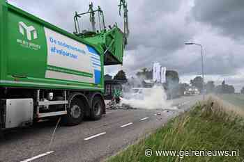 Vlammen slaan uit afvalwagen, bemanning dumpt brandende lading op straat