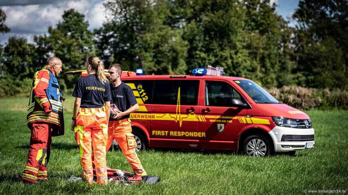 Wheelie beim Überholen: Motorradfahrer (20) stürzt Böschung hinab – schwer verletzt