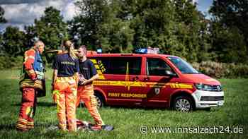 Wheelie beim Überholen: Motorradfahrer (20) stürzt Böschung hinab – schwer verletzt