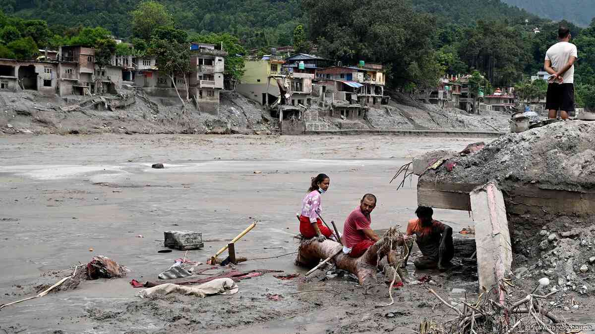 Flut im Himalaya: Hunderte Arbeiter in Wasserkraftwerken eingeschlossen