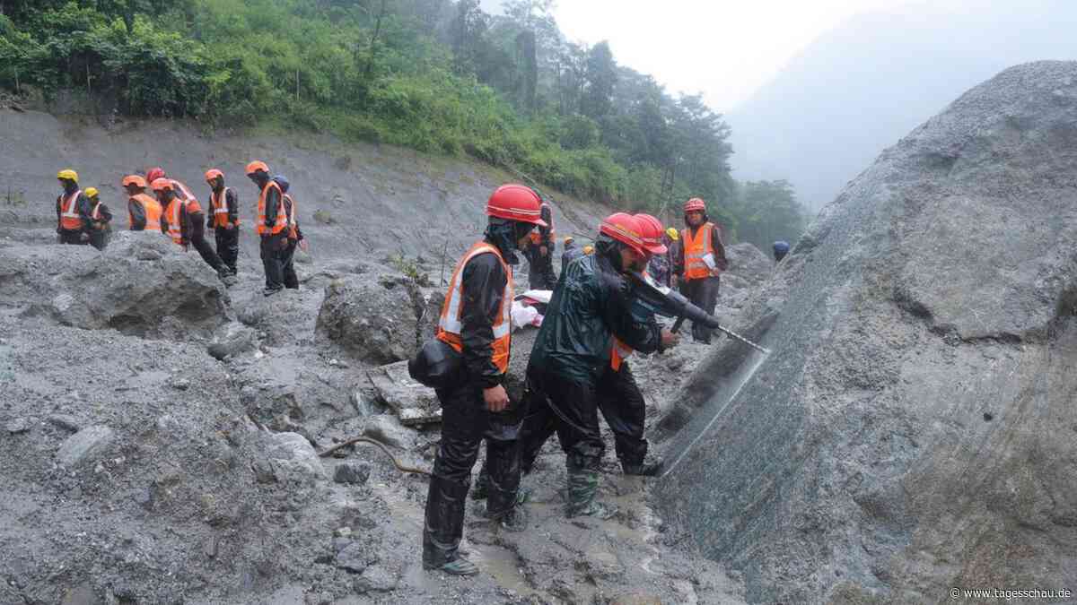 Flut im Himalaya: Hunderte Arbeiter in Wasserkraftwerken eingeschlossen