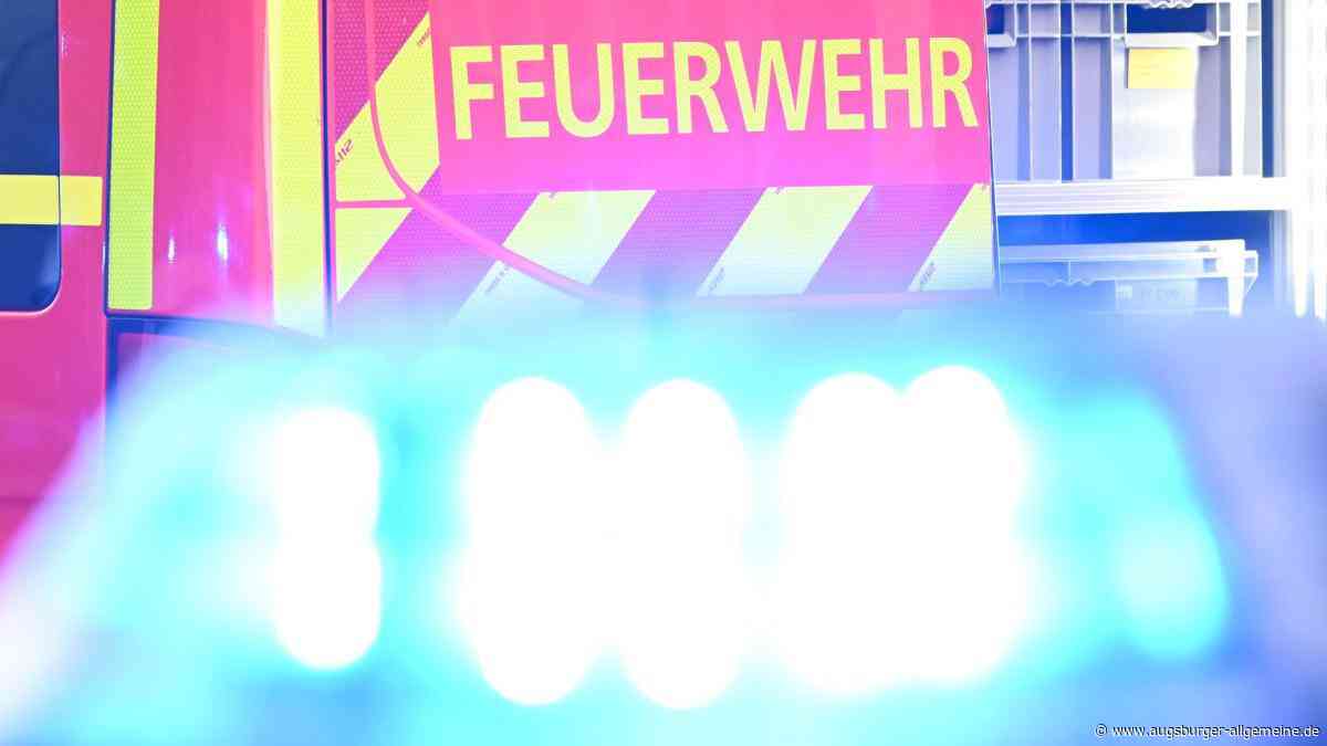 Feuerwehr löscht brennenden Schuppen auf Betriebsgelände