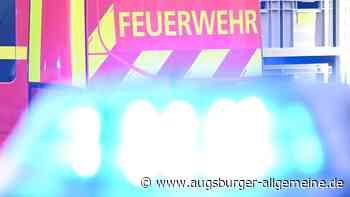 Feuerwehr löscht brennenden Schuppen auf Betriebsgelände