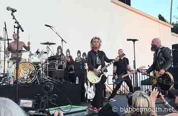 Watch: BILLIE JOE ARMSTRONG, TRAVIS BARKER, TIM ARMSTRONG And CJ RAMONE Perform At Official RAMONES 50th-Anniversary Tribute