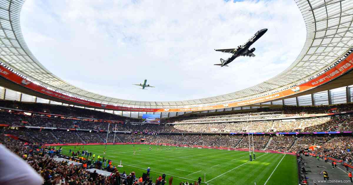 Spectator calls low stadium flyover a top life moment: "Amazing"