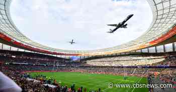 Spectator calls low stadium flyover a top life moment: "Amazing"