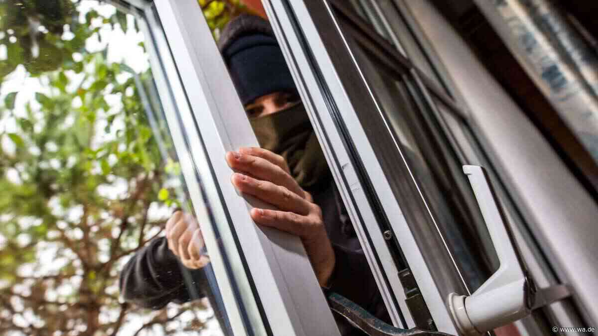 Einbrecher hebelt Haustür auf – Bargeld und Schmuck gestohlen