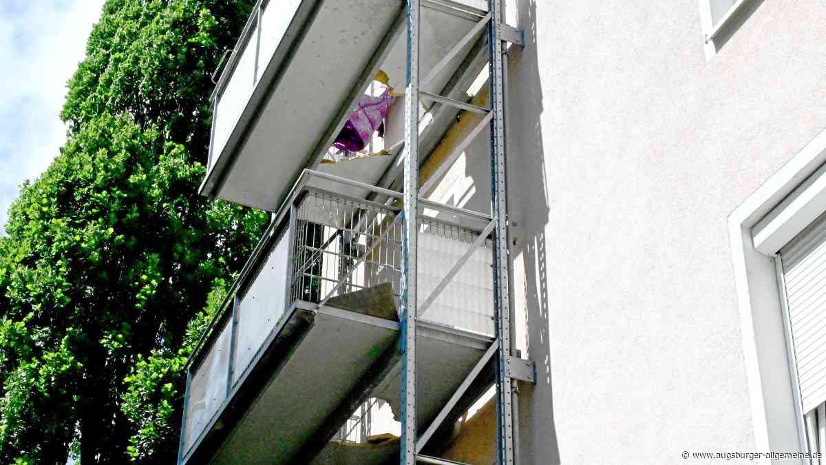 Balkon bricht plötzlich durch: Frau stürzt beim Wäscheaufhängen drei Meter in die Tiefe