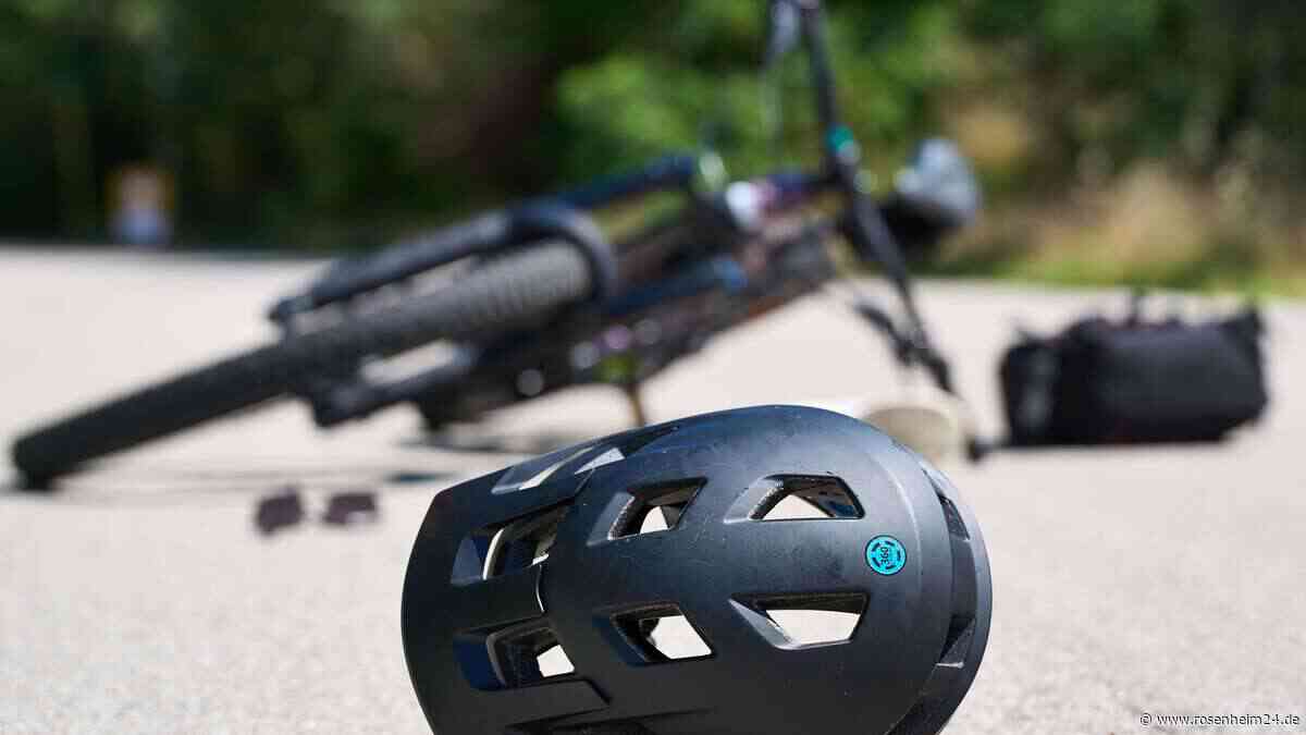 Radfahrer stoßen auf Chiemsee-Uferweg in Gstadt zusammen – einer verletzt sich