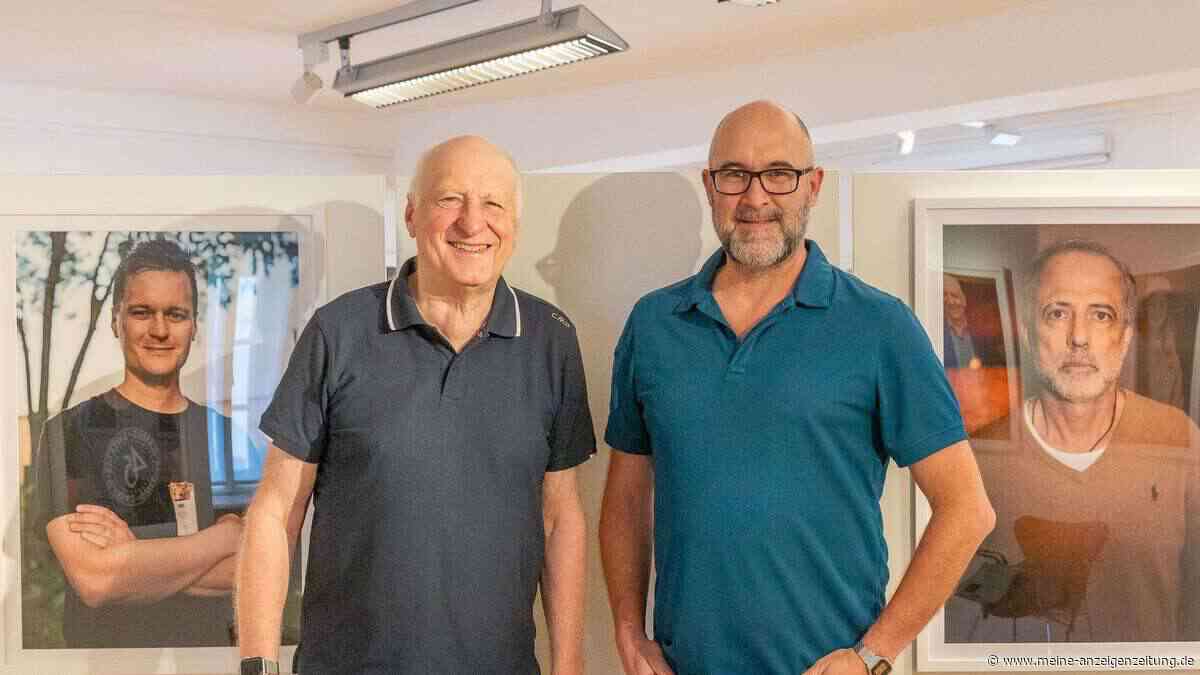 Besucher füllen Fragen spontan selbst aus und hängen sie an die Pinnwand