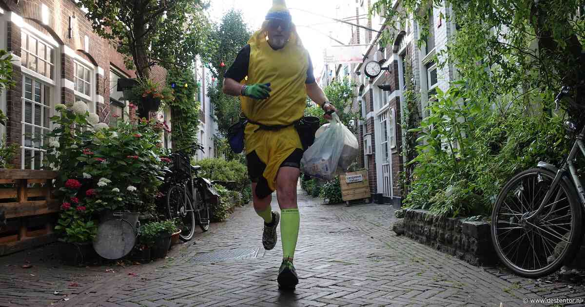 De ‘bananenman’ rent door Deventer: ‘Het zou leuk zijn als je meeloopt’