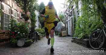 De ‘bananenman’ rent door Deventer: ‘Het zou leuk zijn als je meeloopt’