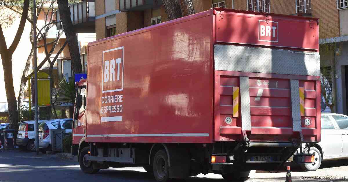 Corriere morto a Piacenza durante una consegna all’ultimo giorno di contratto: “I colleghi erano in sciopero per i turni pesanti”