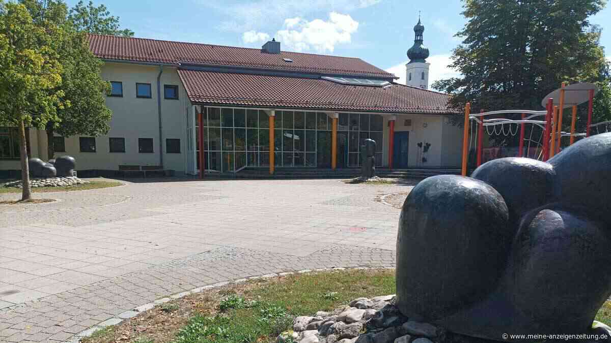 Drei Heuschneider-Skulpturen sollen versetzt werden – Gemeinderat uneins