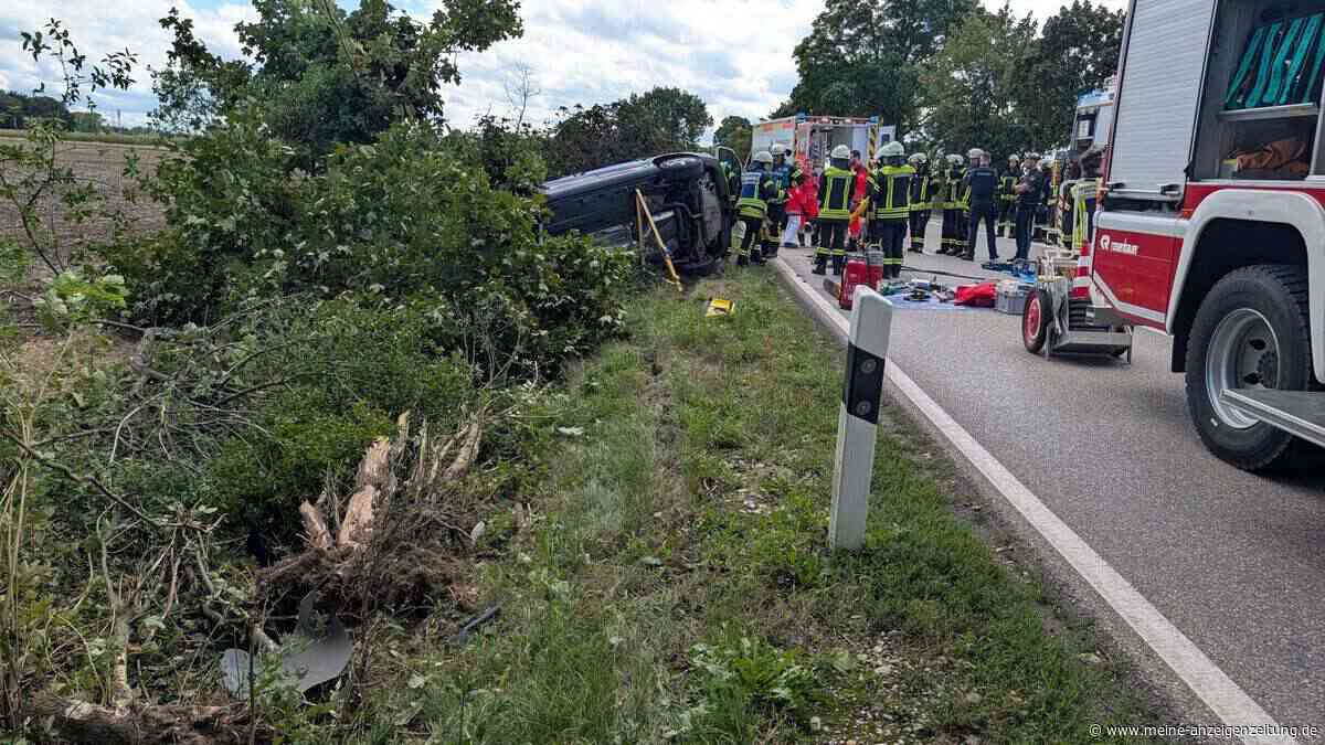 83-Jähriger von Feuerwehr befreit: Auto überschlägt sich auf Staatsstraße
