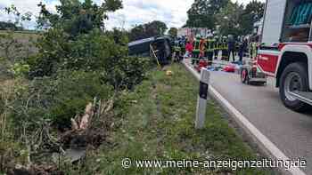83-Jähriger von Feuerwehr befreit: Auto überschlägt sich auf Staatsstraße