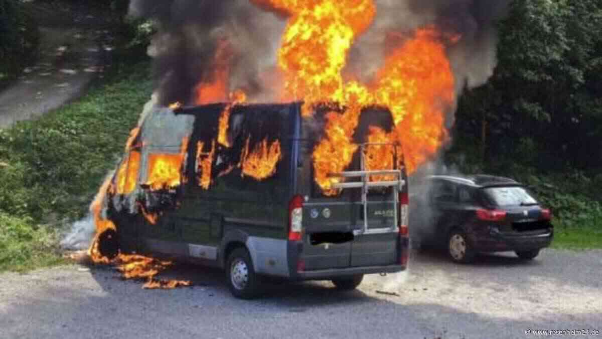 Camper steht an Kiefersfeldener Wanderparkplatz in Flammen – jetzt ermittelt die Kripo