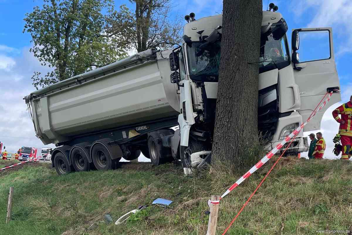 Lkw prallt im Erzgebirge bei Obersaida frontal gegen einen Baum