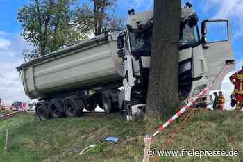 Lkw prallt im Erzgebirge bei Obersaida frontal gegen einen Baum