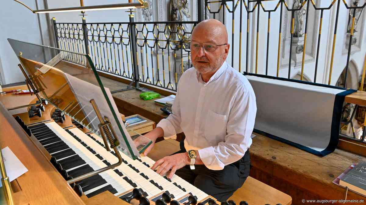 Pater Stefan Kling entfacht den gewaltigen Klang der Orgel in der Stadtpfarrkirche Mariä Himmelfahrt