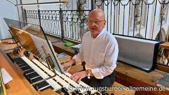 Pater Stefan Kling entfacht den gewaltigen Klang der Orgel in der Stadtpfarrkirche Mariä Himmelfahrt
