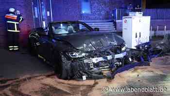 BMW fährt bei illegalem Rennen frontal in Hauswand: Polizei sucht Zeugen