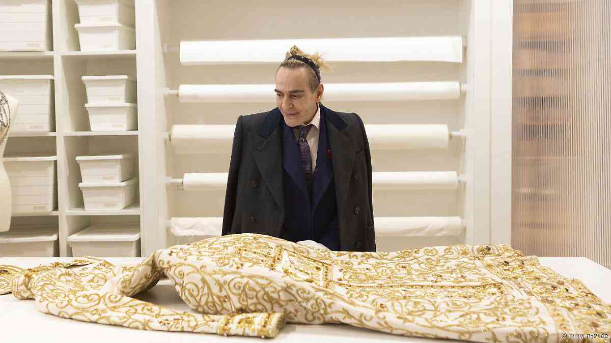 "Mit großer Traurigkeit" : John Galliano bläst Met-Ausstellung nach Kontroverse ab 