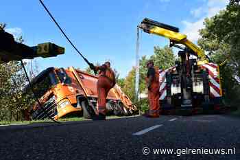 Vuilniswagen belandt in berm na uitwijken voor tractor