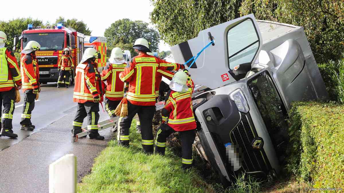 Laster landet bei Barmstedt im Straßengraben – Fahrer kommt ins Krankenhaus