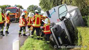 Laster landet bei Barmstedt im Straßengraben – Fahrer kommt ins Krankenhaus