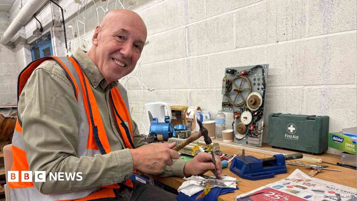 'Timelord' restoring shopping centre's iconic clock