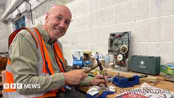 'Timelord' restoring shopping centre's iconic clock