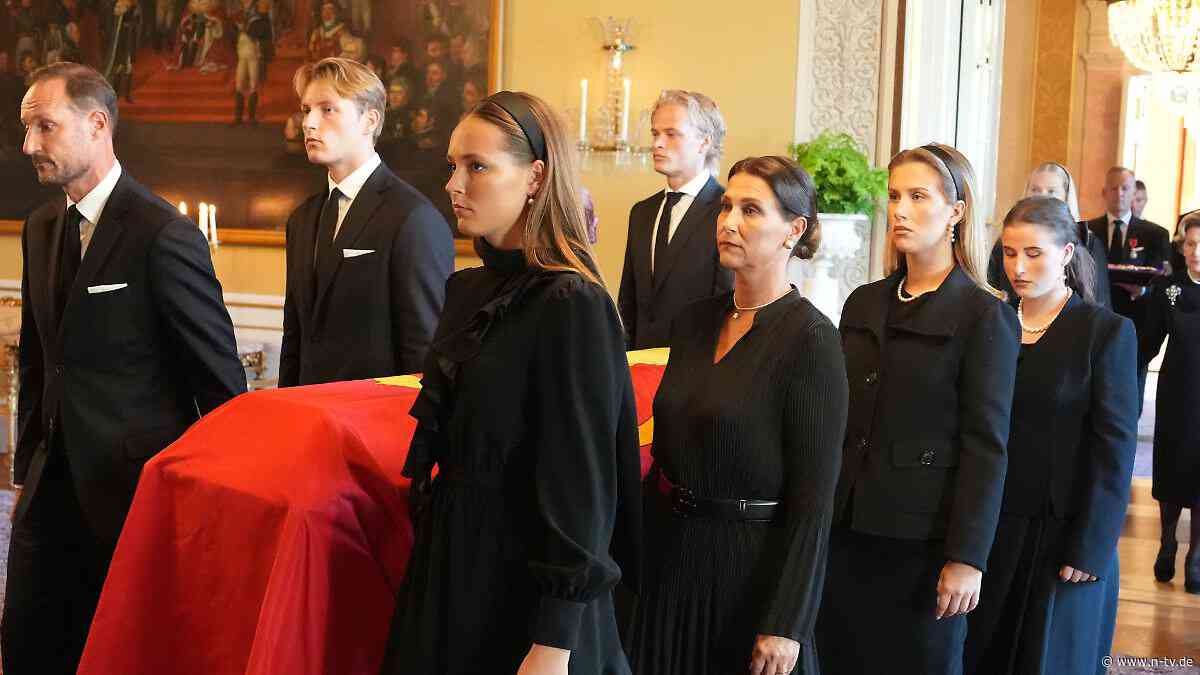 Auch Høiby bei Prozession dabei: Königsfamilie überführt Sarg von Harald V. in Schlosskapelle