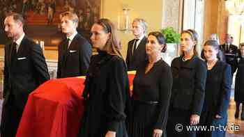 Auch Høiby bei Prozession dabei: Königsfamilie überführt Sarg von Harald V. in Schlosskapelle