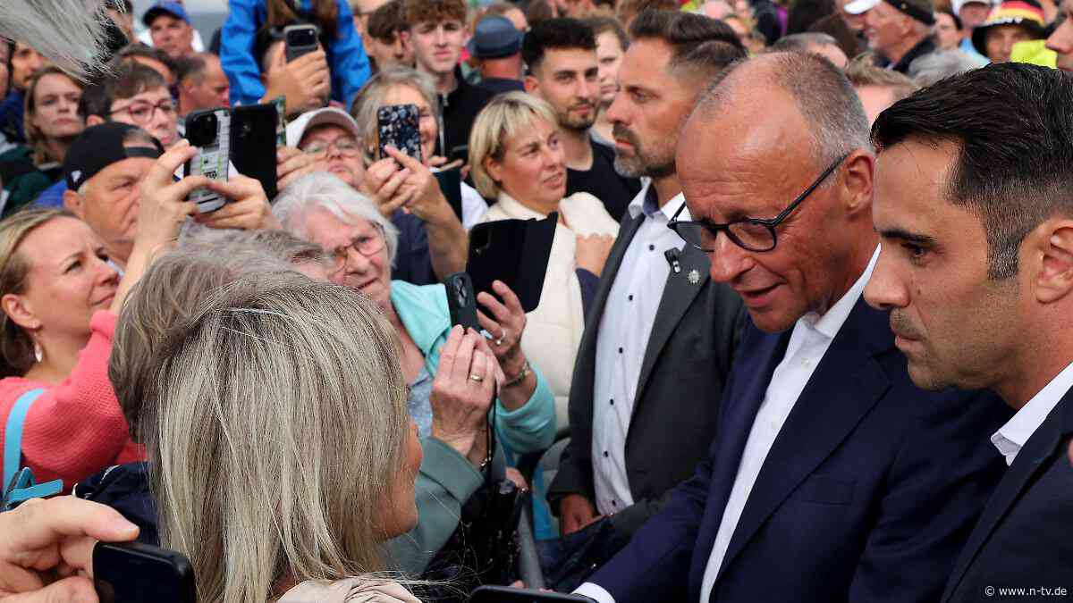 Wahlkampf an der Küste: Der Kanzler beißt in ein Fischbrötchen