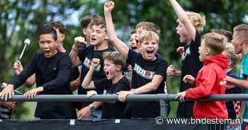 ‘Hier regeert Dussen’: jonge supporters zorgen met enorm spandoek voor sfeer in voetbalderby met Hank