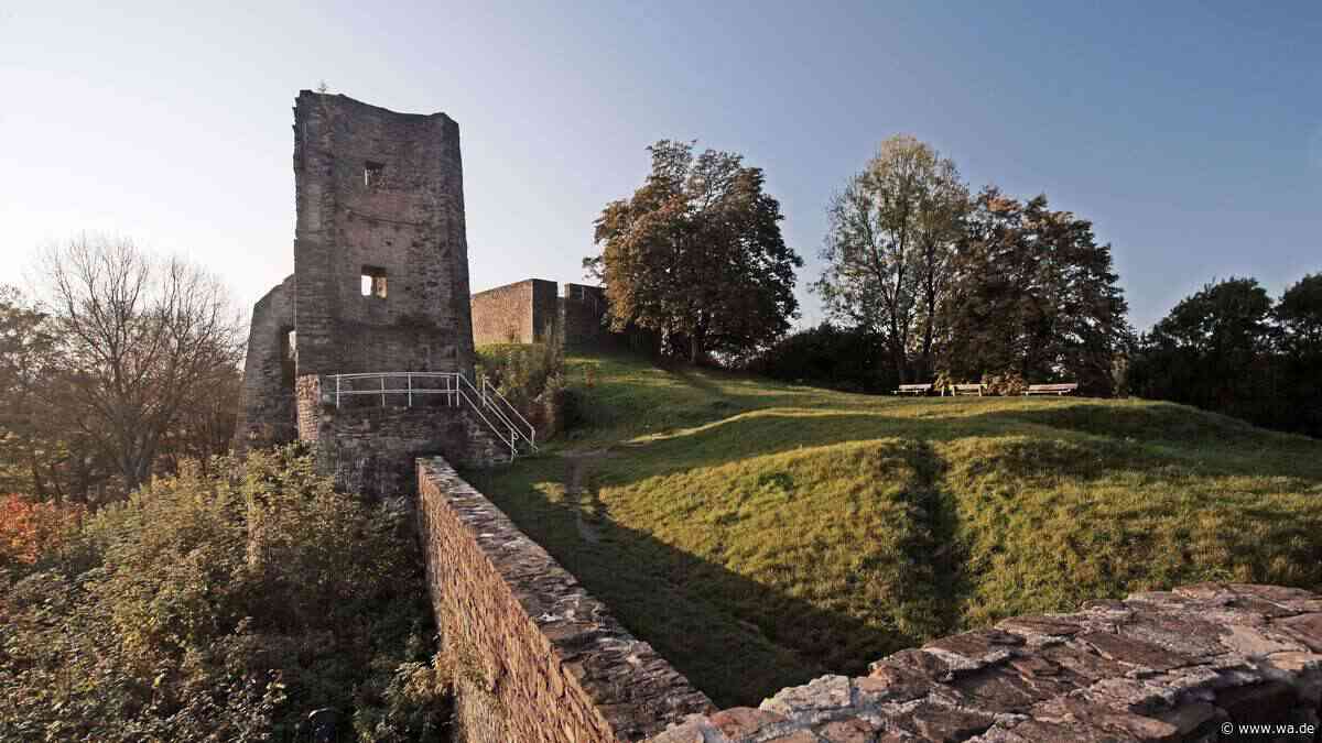 Relikt aus dem Mittelalter: Burgruine bietet Ausblick auf wunderschönes Tal