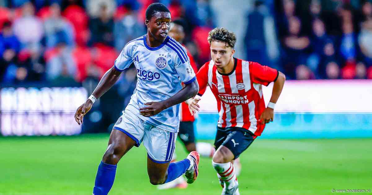 Jong Ajax-talent verrast doelman Nick Olij en scoort tegen Jong PSV bijna vanaf 50 meter