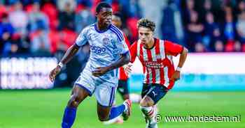 Jong Ajax-talent verrast doelman Nick Olij en scoort tegen Jong PSV bijna vanaf 50 meter