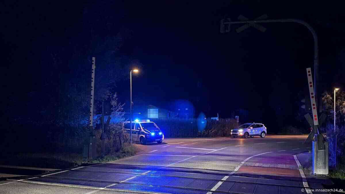 Großeinsatz in Großkarolinenfeld am Abend – Zug fährt zum Bahnhof Rosenheim