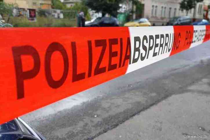 Auto fährt auf Schulhof