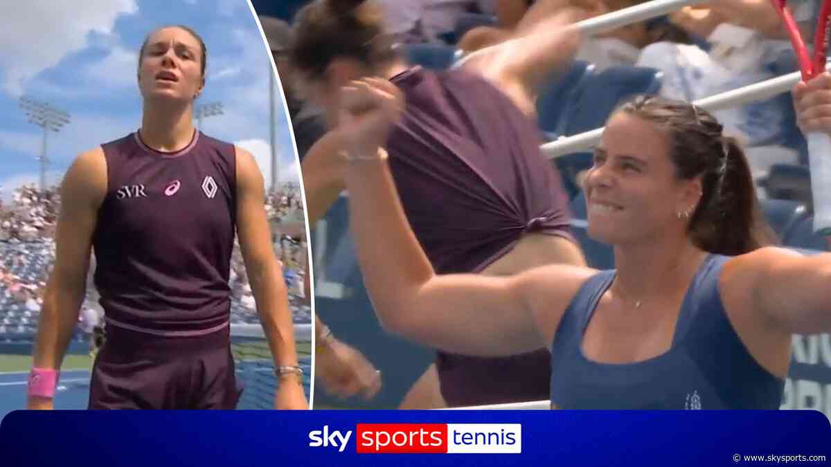 A contrast of emotions! | Navarro celebrates whilst Boisson smashes her racket!