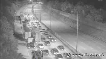 M25 Surrey Live: Serious crash closes motorway as drivers issued Heathrow and Gatwick warning